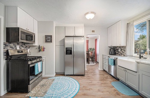 Council Bluffs House | Charming 2-bedroom bungalow in lovely West Council Bluffs with WiFi, AC