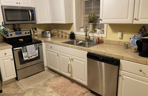 Hendersonville Cottage | Charming 2-bedroom 1.5 bath cottage with WiFi and AC near Main St Hendersonville