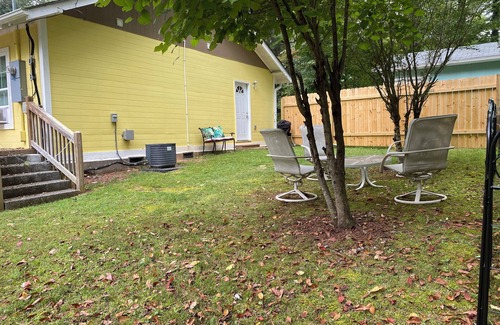 Hendersonville Cottage | Charming 2-bedroom 1.5 bath cottage with WiFi and AC near Main St Hendersonville
