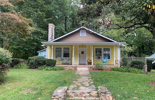 Hendersonville Cottage | Charming 2-bedroom 1.5 bath cottage with WiFi and AC near Main St Hendersonville