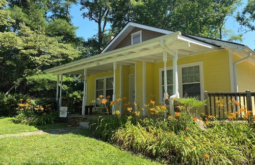 Hendersonville Cottage | Charming 2-bedroom 1.5 bath cottage with WiFi and AC near Main St Hendersonville