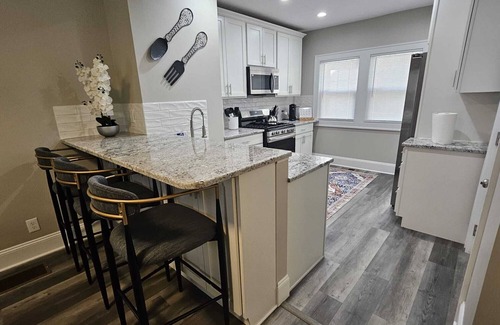 Shaker Heights House | Charming 2-Bedrooms Shaker Heights -Just a 2-Minute Walk to Onaway Rapid Station