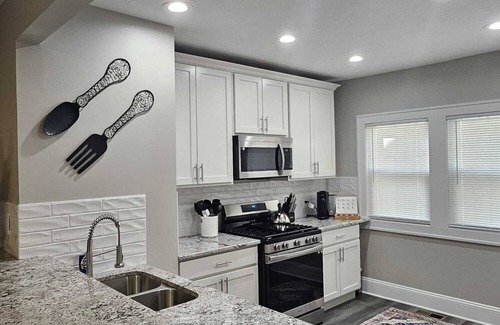 Shaker Heights House | Charming 2-Bedrooms Shaker Heights -Just a 2-Minute Walk to Onaway Rapid Station