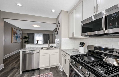 Shaker Heights House | Charming 2-Bedrooms Shaker Heights -Just a 2-Minute Walk to Onaway Rapid Station