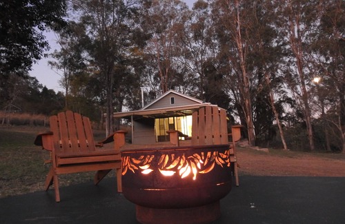 Murphys Creek Cottage | Charming 2-bedroom farm stay cottage in Murphys Creek