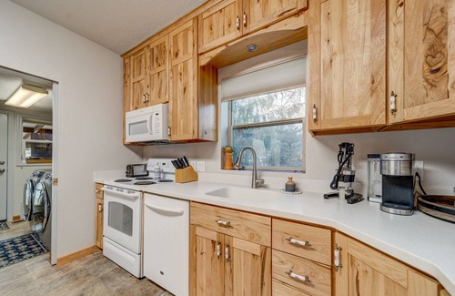 Coeur d'Alene Cottage | Charming 2-bedroom cottage in nice Coeur d'Alene with WiFi, AC & Hot Tub