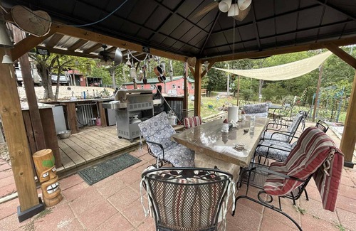 Fredericktown House | Charming 2-bedroom country mobile home with game room, hot tub, seasonal pool