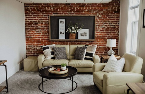 Grundy Center Apartment | Charming 2-bedroom apartment in awesome Downtown Grundy Center