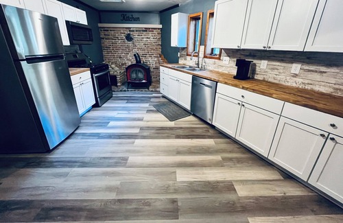 Prudenville Cottage | Charming 2-bedroom cottage in welcoming Houghton Lake with Hot Tub, AC, WiFi