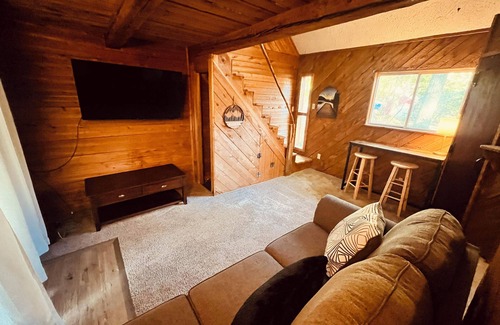 Prudenville Cottage | Charming 2-bedroom cottage in welcoming Houghton Lake with Hot Tub, AC, WiFi