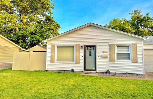 Michigan City House | Charming 2-bedroom house with WiFi, AC in lovely Michigan City