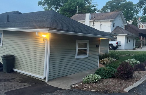 Pleasant Lake Cottage | Charming 2-bedroom cottage with AC, WiFi on Pleasant Lake