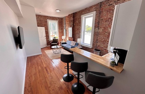 St. Charles Historic District Apartment | Charming 2-Bedroom Apartment in Historic Frenchtown with Modern Amenities