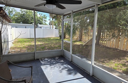 United Central House | Charming 2-bedroom house with WiFi, AC in enchanting St. Petersburg near it all!