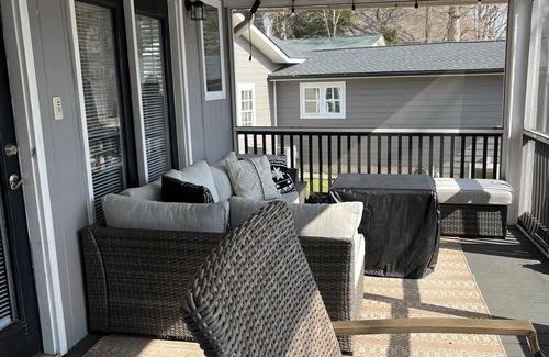 Inman House | Charming 2-bedroom, 1.5-bath lake house on peaceful Lake Bowen in Inman, SC.