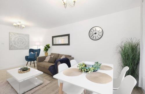 Island Gardens Apartment | Charming 2-bedroom, 1-Bathroom Apartment in Transom Square
