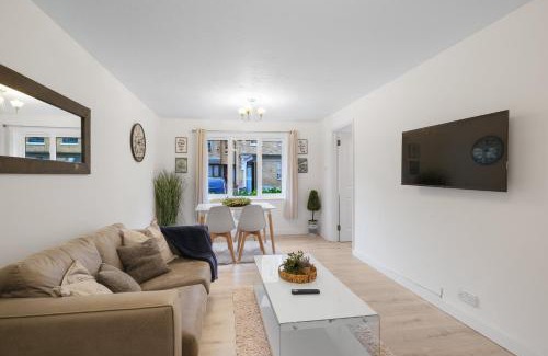 Island Gardens Apartment | Charming 2-bedroom, 1-Bathroom Apartment in Transom Square
