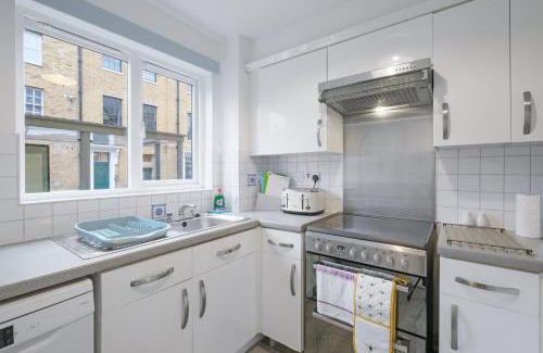 Island Gardens Apartment | Charming 2-bedroom, 1-Bathroom Apartment in Transom Square
