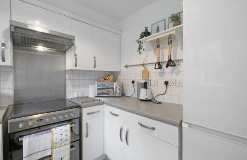 Island Gardens Apartment | Charming 2-bedroom, 1-Bathroom Apartment in Transom Square