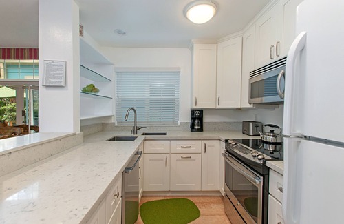 Central Mission Beach Condo | Charming 2 Bedroom/2 Bath with Fireplace, Beach is 2 min Walk