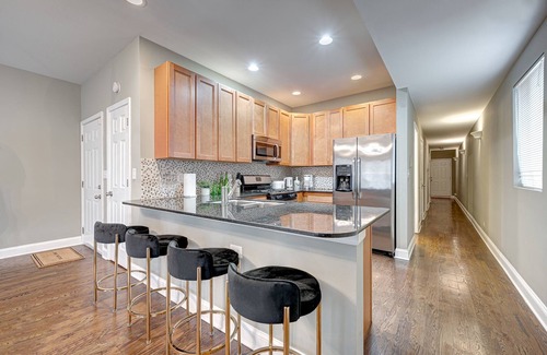 Tri-Taylor Apartment | Charming 2-bedroom 2-bathroom apartment near Downtown Chicago