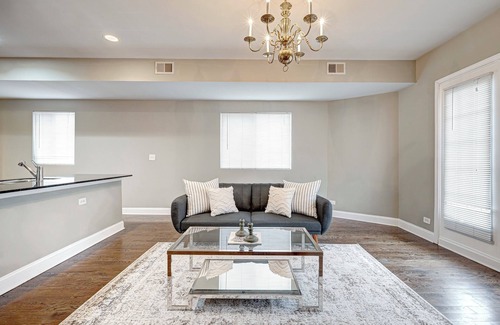 Tri-Taylor Apartment | Charming 2-bedroom 2-bathroom apartment near Downtown Chicago