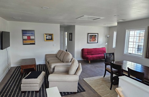 University Park House | Charming 2-bedroom 2 Bath Second Story of Home, with AC, WiFi in amazing Denver