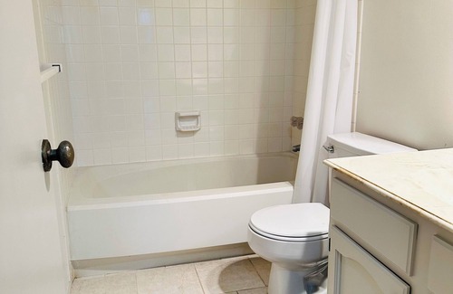Lenexa Cottage | Charming 2-bedroom 2-bath cottage with AC, WiFi in fabulous Lenexa