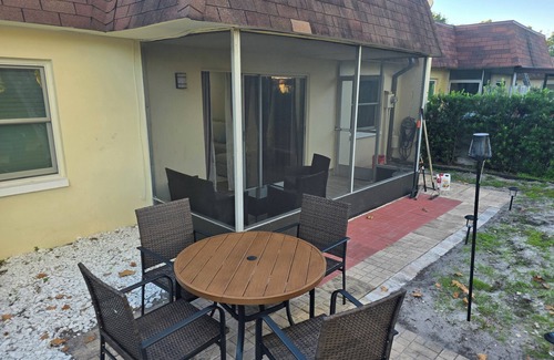 Seminole Villa | Charming 2-bedroom, 2-Bathroom villa in Seminole, 15 minutes near beaches.