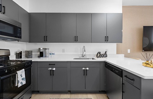 Bayonne House | Charming 2-bedroom , 2 min to train station to NYC
