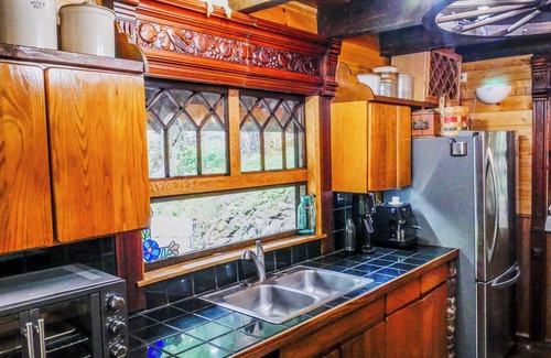 Kelso - Longview House | Charming 2-bedroom A-Frame log cabin house with WiFi, AC in Kelso