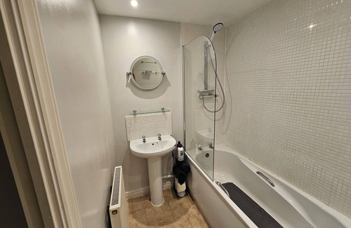 Quedgeley Apartment | Charming 2-bedroom apartment in Quedgeley with WiFi access
