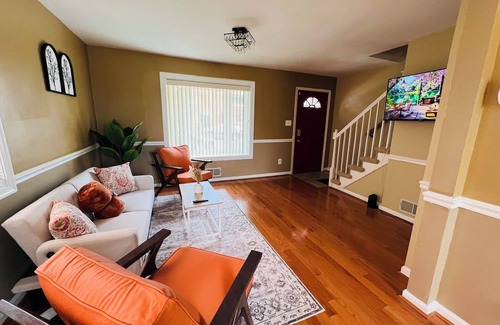 Northeast House | Charming 2-bedroom and 1 bathroom townhome in welcoming Washington with AC