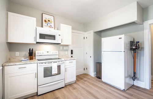 West Allis Apartment | Charming 2-bedroom apartment with AC, WiFi in fantastic West Allis
