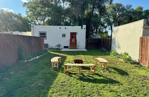 Montrose House | Charming 2-bedroom Adobe with WiFi, AC in Downtown Montrose