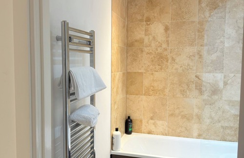 The Docks Apartment | Charming 2-bedroom apartment in delightful Liverpool with WiFi