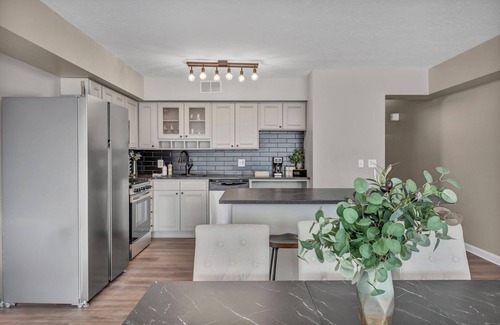 Ohio City Apartment | Charming 2-bedroom apartment, City-Life, Free Parking, 24/7 Hour Gym