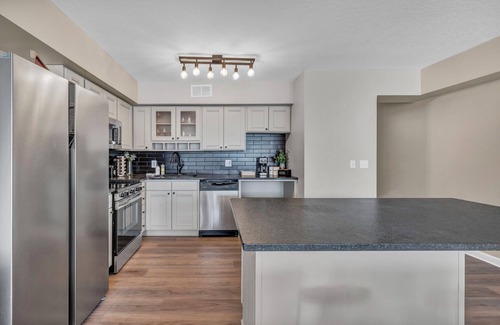 Ohio City Apartment | Charming 2-bedroom apartment, City-Life, Free Parking, 24/7 Hour Gym