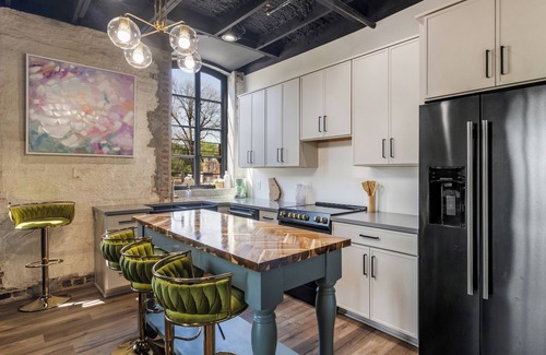 Covington Apartment | Charming 2-bedroom apartment with AC, WiFi in the Heart of Covington Square