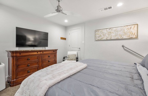 Garfield Apartment | Charming 2-bedroom apartment with WiFi, AC in awesome Del Valle 3 parking lot