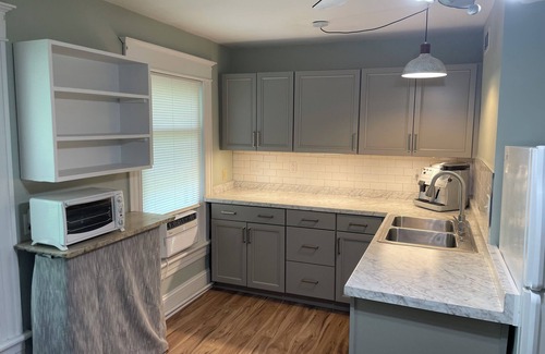 Lexington Apartment | Charming 2-bedroom apartment with short walk to downtown and Universities