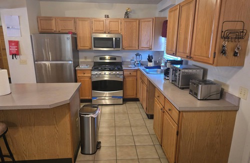 Providence House | Charming 2-bedroom Apartment with AC, WiFi in delightful Pawtucket