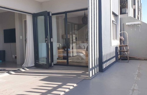 Burgundy Estate Apartment | Charming 2-bedroom apartment in Cape Town Near Beaches & CBD with Wifii