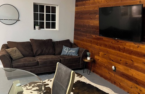 Hamilton Apartment | Charming 2-bedroom apartment just outside of Saugatuck in the peace of the woods