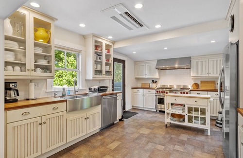 Rockport Apartment | Charming 2-bedroom apartment in serene Rockport neighborhood