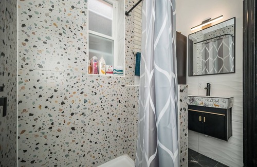 St. Louis Apartment | Charming 2-bedroom apartment in awesome St. Louis with AC, WiFi
