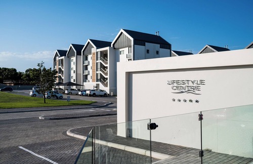 Port Elizabeth Apartment | Charming 2-bedroom apartment with an ocean view in lovely Gqeberha Summerstrand