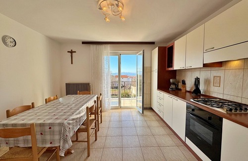 Barusici Apartment | Charming 2-bedroom apartment with Sea View, Pets-Friendly in Ljutići
