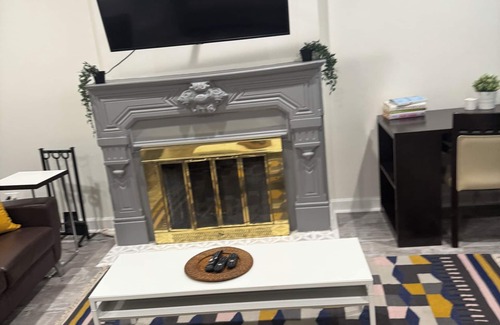 Old Town Triangle Apartment | Charming 2-bedroom apartment in fabulous Chicago with AC