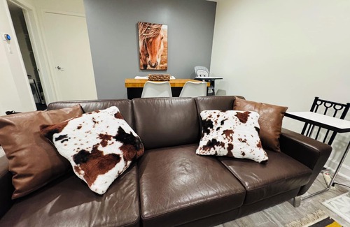 Old Town Triangle Apartment | Charming 2-bedroom apartment in fabulous Chicago with AC
